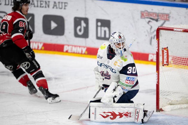 PENNY DEL 1 - Playoff Halbfinale - Kölner Haie - Eisbären Berlin; Köln, 10.04.2026 Gregor Macleod (Kölner Haie, Sturm, 89); Jake Hildebrand (Eisbären Berlin, Torwart, 30); PENNY DEL 1 - Playoff Halbfinale - Kölner Haie - Eisbären Berlin am 10.04.2026 in der Lanxess Arena in Köln (Deutschland). *** PENNY DEL 1 Playoff Semifinal Kölner Haie Eisbären Berlin Cologne, 10 04 2026 Gregor Macleod Kölner Haie, Forward, 89 Jake Hildebrand Eisbären Berlin, Goalkeeper, 30 PENNY DEL 1 Playoff Semifinal Kölner Haie Eisbären Berlin on 10 04 2026 at the Lanxess Arena in Cologne Germany Copyright: xBEAUTIFULxSPORTS AndreasxDickx