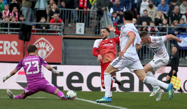 10.04.2026, xfsx, Herren, Fussball, Saison 2025 2026, Regionalliga Bayern, 28. Spieltag: FC Wuerzburger Kickers - FC Bayern Muenchen II v.li.: Gerhard Jannis Baertl (FC Bayern Muenchen II), Dion Berisha (FC Wuerzburger Kickers), Deniz Emre Ofli (FC Bayern Muenchen II), Ljubo Puljic (FC Bayern Muenchen II) Wuerzburg AKON ARENA Bayern Deutschland *** 10 04 2026, xfsx, Men, Soccer, Season 2025 2026, Regionalliga Bayern, 28 Matchday FC Wuerzburger Kickers FC Bayern Muenchen II v li Gerhard Jannis Baertl FC Bayern Muenchen II , Dion Berisha FC Wuerzburger Kickers , Deniz Emre Ofli FC Bayern Muenchen II , Ljubo Puljic FC Bayern Muenchen II Wuerzburg AKON ARENA Bayern Germany