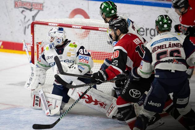 PENNY DEL 1 - Playoff Halbfinale - Kölner Haie - Eisbären Berlin; Köln, 10.04.2026 Jake Hildebrand (Eisbären Berlin, Torwart, 30); Tanner Kero (Kölner Haie, Sturm, 10); Markus Niemeläinen (Eisbären Berlin, Verteidigung, 56); PENNY DEL 1 - Playoff Halbfinale - Kölner Haie - Eisbären Berlin am 10.04.2026 in der Lanxess Arena in Köln (Deutschland). *** PENNY DEL 1 Playoff Semifinal Kölner Haie Eisbären Berlin Cologne, 10 04 2026 Jake Hildebrand Eisbären Berlin, Goalkeeper, 30 Tanner Kero Kölner Haie, Forward, 10 Markus Niemeläinen Eisbären Berlin, Defense, 56 PENNY DEL 1 Playoff Semifinal Kölner Haie Eisbären Berlin on 10 04 2026 at the Lanxess Arena in Cologne Germany Copyright: xBEAUTIFULxSPORTS AndreasxDickx