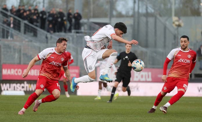 10.04.2026, xfsx, Herren, Fussball, Saison 2025 2026, Regionalliga Bayern, 28. Spieltag: FC Wuerzburger Kickers - FC Bayern Muenchen II v.li.: Martin Thomann (FC Wuerzburger Kickers), Deniz Emre Ofli (FC Bayern Muenchen II), Dion Berisha (FC Wuerzburger Kickers) Wuerzburg AKON ARENA Bayern Deutschland *** 10 04 2026, xfsx, Men, Soccer, Season 2025 2026, Regionalliga Bayern, 28 Matchday FC Wuerzburger Kickers FC Bayern Muenchen II v li Martin Thomann FC Wuerzburger Kickers , Deniz Emre Ofli FC Bayern Muenchen II , Dion Berisha FC Wuerzburger Kickers Wuerzburg AKON ARENA Bayern Germany