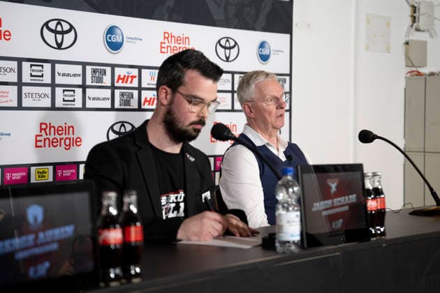 PENNY DEL 1 - Playoff Halbfinale - Kölner Haie - Eisbären Berlin; Köln, 10.04.2026 Kari Jalonen (Kölner Haie, Head Coach); PENNY DEL 1 - Playoff Halbfinale - Kölner Haie - Eisbären Berlin am 10.04.2026 in der Lanxess Arena in Köln (Deutschland). *** PENNY DEL 1 Playoff Semifinal Kölner Haie Eisbären Berlin Cologne, 10 04 2026 Kari Jalonen Kölner Haie, Head Coach PENNY DEL 1 Playoff Semifinal Kölner Haie Eisbären Berlin on 10 04 2026 at the Lanxess Arena in Cologne Germany Copyright: xBEAUTIFULxSPORTS AndreasxDickx