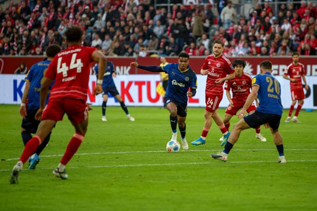 10.04.2026, GER, Fussball, Herren, 2. BL, Saison 2025 2026, Fortuna Düsseldorf - Holstein Kiel Ikem Arinzechukwu (Kiel) in Aktion am Ball, Einzelaktion Düsseldorf Merkur Spiel-Arena Nordrhein-Westfalen Deutschland *** 10 04 2026, GER, Soccer, Men, 2 BL, Season 2025 2026, Fortuna Düsseldorf Holstein Kiel Ikem Arinzechukwu Kiel in action on the ball, single action Düsseldorf Merkur Spiel Arena Nordrhein Westfalen Germany Copyright: xAdrianxSchlüterx