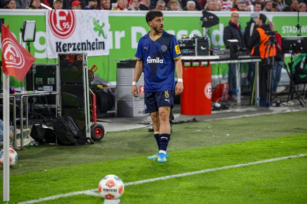 10.04.2026, GER, Fussball, Herren, 2. BL, Saison 2025 2026, Fortuna Düsseldorf - Holstein Kiel Umut Tohmuc (Kiel) vor der Ecke die zum 1:2 führt Düsseldorf Merkur Spiel-Arena Nordrhein-Westfalen Deutschland *** 10 04 2026, GER, Soccer, Men, 2 BL, Season 2025 2026, Fortuna Düsseldorf Holstein Kiel Umut Tohmuc Kiel in front of the corner leading to 1 2 Düsseldorf Merkur Spiel Arena Nordrhein Westfalen Germany Copyright: xAdrianxSchlüterx