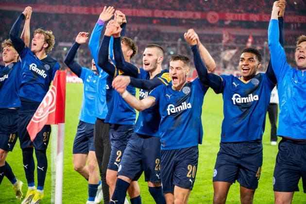 Deutschland: 2.Bundesliga 2025 2026 Fortuna Düsseldorf vs Holstein Kiel, 29. Spieltag - 10.04.2026 - MERKUR SPIEL-ARENA (Düsseldorf): Siegesfeier, Reaktion, Adri?n Kapr?lik (Holstein Kiel, 20) David Zec (Holstein Kiel, 26) *** Germany 2 Bundesliga 2025 2026 Fortuna Düsseldorf vs Holstein Kiel, 29 Matchday 10 04 2026 MERKUR SPIEL ARENA Düsseldorf Victory celebration, reaction, Adri n Kapr lik Holstein Kiel, 20 David Zec Holstein Kiel, 26 Copyright: xOrhanxHabashx