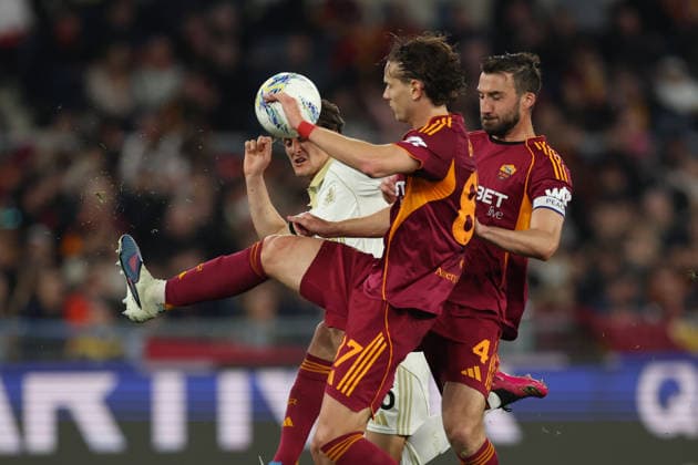 April 10, 2026, Rome, Lazio, Italy: RomaÃ¢â‚¬â ¢s Daniele Ghilardi Gabriele Piccinini of Pisa during Serie A soccer match AS Roma - Pisa SC Stadio Olimpico on April 10, 2026 in Rome , Italy. Rome Italy - ZUMAl131 20260410_zsp_l131_027 Copyright: xCiroxDexLucax