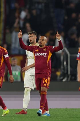 April 10, 2026, Rome, Lazio, Italy: RomaÃ¢â‚¬â ¢s Dinyell Malen celebrates after scoring their third gol during Serie A soccer match AS Roma - Pisa SC Stadio Olimpico on April 10, 2026 in Rome , Italy. Rome Italy - ZUMAl131 20260410_zsp_l131_038 Copyright: xCiroxDexLucax