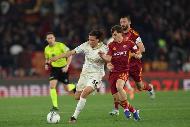 April 10, 2026, Rome, Lazio, Italy: Gabriele Piccinini of Pisa Lorenzo Venturino of Roma during Serie A soccer match AS Roma - Pisa SC Stadio Olimpico on April 10, 2026 in Rome , Italy. Rome Italy - ZUMAl131 20260410_zsp_l131_042 Copyright: xCiroxDexLucax