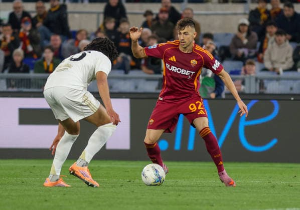 April 10, 2026, Roma, Roma, Italia: Stephan El Shaarawy of AS Roma During the football match on April 10, 2026, valid for the Italian Serie A - 2025 26 championship in Rome at the Stadio Olimpico between AS Roma vs. FC Pisa..Pictured: Roma Italia - ZUMAs236 20260410_aap_s236_051 Copyright: xFabioxSassox