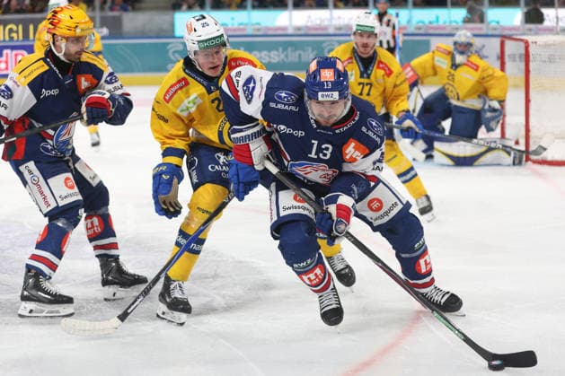 Playoff Spiel 4. ZSC Lions - HC Davos Beni Waidacher gegen Justin Sigrist 10.04.2026 Swiss Life Arena Zuerich, SCHWEIZ, Saison 2025 2026 Herren Eishockey Playoff 1 2 Final Spiel 4. ZSC Lions - HC Davos Beni Waidacher (li,HC Davos) gegen Justin Sigrist (ZSC Lions) *** Playoff Game 4 ZSC Lions HC Davos Beni Waidacher vs Justin Sigrist 10 04 2026 Swiss Life Arena Zurich, SWITZERLAND, Season 2025 2026 Mens Ice Hockey Playoff 1 2 Final Game 4 ZSC Lions HC Davos Beni Waidacher left,HC Davos vs Justin Sigrist ZSC Lions 