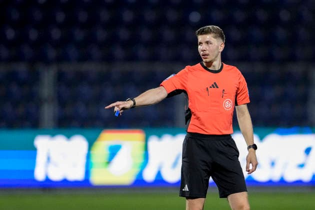 Felix Wagner (Schiedsrichter), gibt Anweisungen, gestikuliert, mit den Armen gestikulieren, Einzelbild, Einzelfoto, Aktion, Action, 10.04.2026, Sinsheim (Deutschland), Fussball, 3. Liga, TSG 1899 Hoffenheim II - 1. FC Schweinfurt 05, DFB DFL REGULATIONS PROHIBIT ANY USE OF PHOTOGRAPHS AS IMAGE SEQUENCES AND OR QUASI-VIDEO. *** Felix Wagner referee , gives instructions, gestures, gesticulates with arms, single image, single photo, action, action, 10 04 2026, Sinsheim Germany , Soccer, 3 Liga, TSG 1899 Hoffenheim II 1 FC Schweinfurt 05, DFB DFL REGULATIONS PROHIBIT ANY USE OF PHOTOGRAPHS AS IMAGE SEQUENCES AND OR QUASI VIDEO xozx