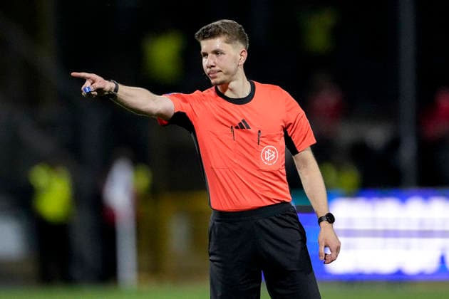 Felix Wagner (Schiedsrichter), gibt Anweisungen, gestikuliert, mit den Armen gestikulieren, Einzelbild, Einzelfoto, Aktion, Action, 10.04.2026, Sinsheim (Deutschland), Fussball, 3. Liga, TSG 1899 Hoffenheim II - 1. FC Schweinfurt 05, DFB DFL REGULATIONS PROHIBIT ANY USE OF PHOTOGRAPHS AS IMAGE SEQUENCES AND OR QUASI-VIDEO. *** Felix Wagner referee , gives instructions, gestures, gesticulates with arms, single image, single photo, action, action, 10 04 2026, Sinsheim Germany , Soccer, 3 Liga, TSG 1899 Hoffenheim II 1 FC Schweinfurt 05, DFB DFL REGULATIONS PROHIBIT ANY USE OF PHOTOGRAPHS AS IMAGE SEQUENCES AND OR QUASI VIDEO xozx