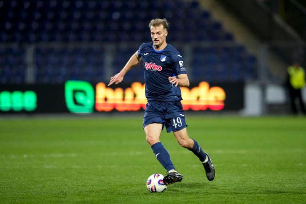 Yannik Lührs (TSG II, 49), am Ball, Freisteller, Ganzkörper, Einzelbild, Einzelfoto, Aktion, Action, 10.04.2026, Sinsheim (Deutschland), Fussball, 3. Liga, TSG 1899 Hoffenheim II - 1. FC Schweinfurt 05, DFB DFL REGULATIONS PROHIBIT ANY USE OF PHOTOGRAPHS AS IMAGE SEQUENCES AND OR QUASI-VIDEO. *** Yannik Lührs TSG II, 49 , on the ball, cropped, full body, single image, single photo, action, action, 10 04 2026, Sinsheim Germany , Soccer, 3 Liga, TSG 1899 Hoffenheim II 1 FC Schweinfurt 05, DFB DFL REGULATIONS PROHIBIT ANY USE OF PHOTOGRAPHS AS IMAGE SEQUENCES AND OR QUASI VIDEO xozx