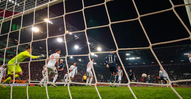 10.04.2026, Fussball 1. Bundesliga 2025 2026, 29.Spieltag, FC Augsburg - TSG 1899 Hoffenheim, in der WWK-Arena Augsburg. li: Torwart Finn Dahmen (FC Augsburg) bekommt das Gegentor zum 2:1. hinten re am Boden: Torschütze Robin Hranac (TSG 1899 Hoffenheim) nach seinem Kopfballtor. *** 10 04 2026, Soccer 1 Bundesliga 2025 2026, Matchday 29, FC Augsburg TSG 1899 Hoffenheim, in the WWK Arena Augsburg left Goalkeeper Finn Dahmen FC Augsburg gets the goal for 2 1 back right on the ground Goalscorer Robin Hranac TSG 1899 Hoffenheim after his header goal