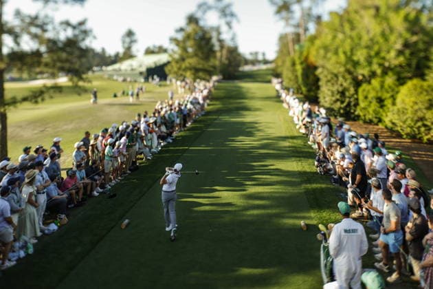 Golf 2026 Masters Tournament - Round 2 Rory McIlroy of Northern Ireland tees off on the 18th hole in round 2 of the 2026 Masters tournament in August, Georgia, USA, 10 April 2026. Augusta GEORGIA United States  Copyright: xERIKxS.xLESSERx