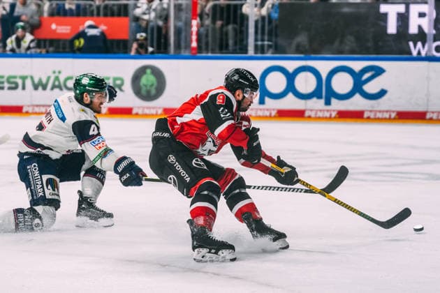 10.04.2026, xjmrgnx, Eishockey Penny DEL 1 2 Finale, Koelner Haie - Eisbären Berlin v.l. Zweikampf zwischen Adam Smith (4, Eisbaeren Berlin) und Maximilian Kammerer (9, Koelner Haie) (DFL DFB REGULATIONS PROHIBIT ANY USE OF PHOTOGRAPHS as IMAGE SEQUENCES and or QUASI-VIDEO) Koeln *** 10 04 2026, xjmrgnx, Eishockey Penny DEL 1 2 Finale, Koelner Haie Eisbären Berlin v l Zweikampf zwischen Adam Smith 4, Eisbaeren Berlin und Maximilian Kammerer 9, Koelner Haie DFL DFB REGULATIONS PROHIBIT ANY USE OF PHOTOGRAPHS as IMAGE SEQUENCES and or QUASI VIDEO Koeln
