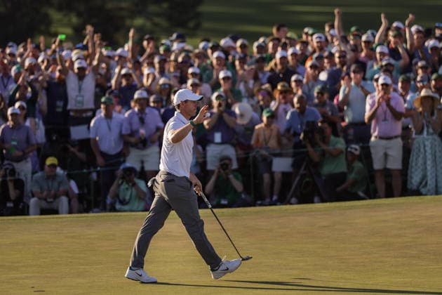 Golf 2026 Masters Tournament - Round 2 Rory McIlroy of Northern Ireland acknowledges the patrons after hitting a birdie on the 18th hole in round 2 of the 2026 Masters tournament in August, Georgia, USA, 10 April 2026. Augusta GEORGIA United States  Copyright: xCHRISxTORRESx