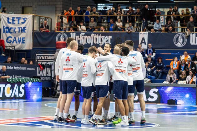 GER, easy Credit Basketball Bundesliga, Syntainics MBC Veolia Towers Hamburg 10 04 2026, Stadthalle, Weißenfels, GER, easy Credit Basketball Bundesliga, Syntainics MBC Veolia Towers Hamburg Schulterschluss vom Syntainics MBC Â Photo Alexander Trienitz Weißenfels Stadthalle Sachsen Anhalt Germany