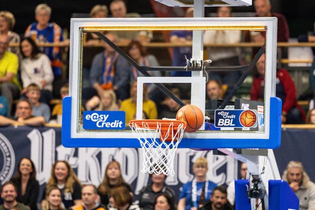 GER, easy Credit Basketball Bundesliga, Syntainics MBC Veolia Towers Hamburg 10 04 2026, Stadthalle, Weißenfels, GER, easy Credit Basketball Bundesliga, Syntainics MBC Veolia Towers Hamburg Ball jammed between board and basket Â Photo Alexander Trienitz Weißenfels Stadthalle Sachsen Anhalt Germany