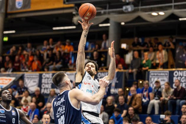 GER, easy Credit Basketball Bundesliga, Syntainics MBC Veolia Towers Hamburg 10 04 2026, Stadthalle, Weißenfels, GER, easy Credit Basketball Bundesliga, Syntainics MBC Veolia Towers Hamburg Devon Daniels IV Veolia Towers Hamburg, 21 , Jure Planinic Syntainics MBC, 44 Â Foto Alexander Trienitz Weißenfels Stadthalle Sachsen Anhalt Germany