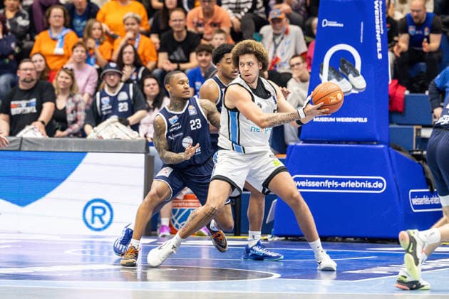 GER, easy Credit Basketball Bundesliga, Syntainics MBC Veolia Towers Hamburg 10 04 2026, Stadthalle, Weißenfels, GER, easy Credit Basketball Bundesliga, Syntainics MBC Veolia Towers Hamburg Zacharie Perrin Veolia Towers Hamburg, 52 , Charles Callison Syntainics MBC, 23 Â Photo Alexander Trienitz Weißenfels Stadthalle Sachsen Anhalt Germany
