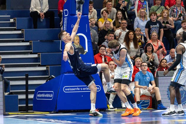 GER, easy Credit Basketball Bundesliga, Syntainics MBC Veolia Towers Hamburg 10 04 2026, Stadthalle, Weißenfels, GER, easy Credit Basketball Bundesliga, Syntainics MBC Veolia Towers Hamburg Jure Planinic Syntainics MBC, 44 in a duel against Niklas Wimberg Veolia Towers Hamburg, 17 , who suffered a laceration on his head  Photo Alexander Trienitz Weißenfels Stadthalle Sachsen Anhalt Germany