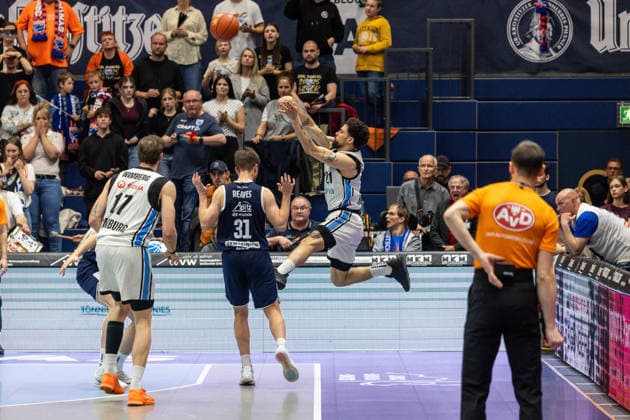 GER, easy Credit Basketball Bundesliga, Syntainics MBC Veolia Towers Hamburg 10 04 2026, Stadthalle, Weißenfels, GER, easy Credit Basketball Bundesliga, Syntainics MBC Veolia Towers Hamburg Devon Daniels IV Veolia Towers Hamburg, 21 on a throw attempt against Spencer Reaves Syntainics MBC, 31 Â Photo Alexander Trienitz Weißenfels Stadthalle Sachsen Anhalt Germany