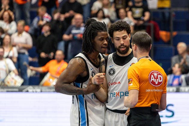 GER, easy Credit Basketball Bundesliga, Syntainics MBC Veolia Towers Hamburg 10 04 2026, Stadthalle, Weißenfels, GER, easy Credit Basketball Bundesliga, Syntainics MBC Veolia Towers Hamburg Leonard Thorpe Jr Veolia Towers Hamburg, 2 and äDevon Daniels IV Veolia Towers Hamburg, 21 discuss with Martin Matip, referee  Photo Alexander Trienitz Weißenfels Stadthalle Sachsen Anhalt Germany