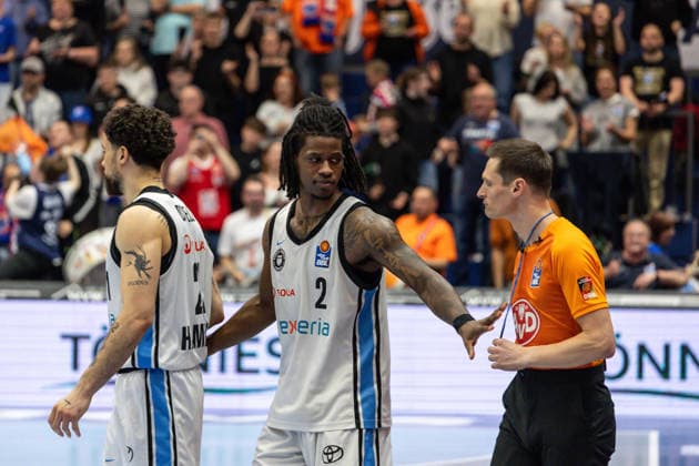 GER, easy Credit Basketball Bundesliga, Syntainics MBC Veolia Towers Hamburg 10 04 2026, Stadthalle, Weißenfels, GER, easy Credit Basketball Bundesliga, Syntainics MBC Veolia Towers Hamburg Leonard Thorpe Jr Veolia Towers Hamburg, 2 and äDevon Daniels IV Veolia Towers Hamburg, 21 discuss with Martin Matip, referee  Photo Alexander Trienitz Weißenfels Stadthalle Sachsen Anhalt Germany