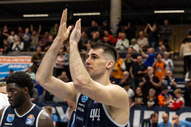 GER, easy Credit Basketball Bundesliga, Syntainics MBC Veolia Towers Hamburg 10 04 2026, Stadthalle, Weißenfels, GER, easy Credit Basketball Bundesliga, Syntainics MBC Veolia Towers Hamburg Jure Planinic Syntainics MBC, 44 thanks the fans Â Photo Alexander Trienitz Weißenfels Stadthalle Sachsen Anhalt Germany