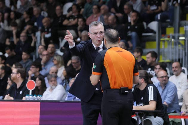 BASKET - Euroleague - Virtus Bologna vs Baskonia Vitoria coach Nenad Jakovljevic Virtus Bologna Match BASKETBALL - EUROLEAGUE Virtus Bologna vs Kosner Baskonia Vitoria-Gasteiz 10-04-2026 referee during Virtus Bologna vs Baskonia Vitoria, Basketball Euroleague match in Bologna, Italy, April 10 2026 Bologna Italy  Copyright: xIPAxSport ABACAx