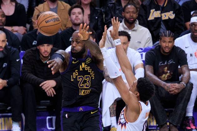 April 10, 2026, Los Angeles, California, USA: LeBron James 23 of the Los Angeles Lakers passes the ball as Ryan Dunn 0 of the Phoenix Suns defends during their regular season NBA, Basketball Herren, USA game on Friday April 10, 2026 at Crypto.com Arena in Los Angeles, California. Lakers defeat Suns, 101-73. ARIANA RUIZ PI Lakers Defeat Suns, 101-73  - ZUMAp124 20260410_zaa_p124_025 Copyright: xArianaxRuizx