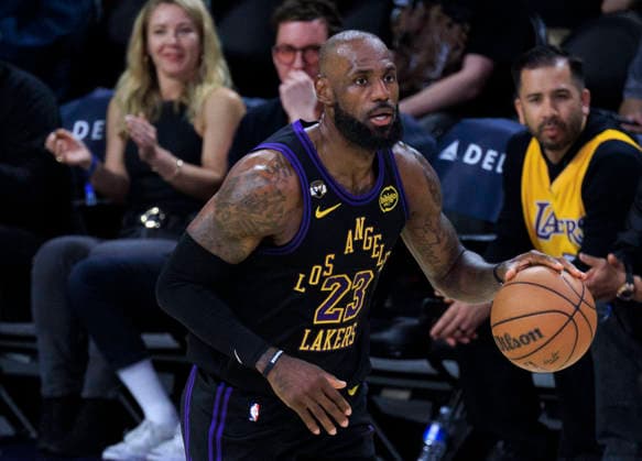 April 10, 2026, Los Angeles, California, USA: LeBron James 23 of the Los Angeles Lakers during their regular season NBA, Basketball Herren, USA game against the Phoenix Suns on Friday April 10, 2026 at Crypto.com Arena in Los Angeles, California. Lakers defeat Suns, 101-73. ARIANA RUIZ PI Lakers Defeat Suns, 101-73  - ZUMAp124 20260410_zaa_p124_030 Copyright: xArianaxRuizx