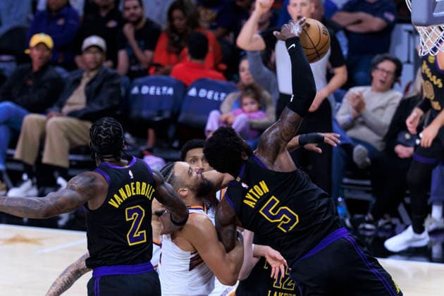 April 10, 2026, Los Angeles, California, USA: Deandre Ayton 5 of the Los Angeles Lakers reaches the rebound before Dillon Brooks 3 of the Phoenix Suns during their regular season NBA, Basketball Herren, USA game on Friday April 10, 2026 at Crypto.com Arena in Los Angeles, California. Lakers defeat Suns, 101-73. ARIANA RUIZ PI Lakers Defeat Suns, 101-73  - ZUMAp124 20260410_zaa_p124_055 Copyright: xArianaxRuizx
