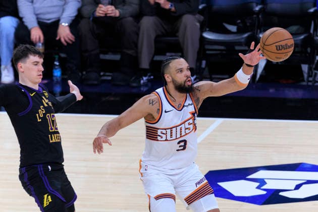April 10, 2026, Los Angeles, California, USA: Dillon Brooks 3 of the Phoenix Suns receives the ball as Jake LaRavia 12 of the Los Angeles Lakers guards during their regular season NBA, Basketball Herren, USA game on Friday April 10, 2026 at Crypto.com Arena in Los Angeles, California. Lakers defeat Suns, 101-73. ARIANA RUIZ PI Los Angeles USA - ZUMAp124 20260410_zaa_p124_015 Copyright: xArianaxRuizx