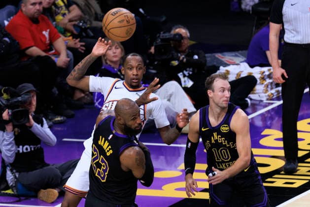 April 10, 2026, Los Angeles, California, USA: Jamaree Bouyea 17 of the Phoenix Suns passes the ball behind LeBron James 23 and Luke Kennard 10 of the Los Angeles Lakers during their regular season NBA, Basketball Herren, USA game on Friday April 10, 2026 at Crypto.com Arena in Los Angeles, California. Lakers defeat Suns, 101-73. ARIANA RUIZ PI Los Angeles USA - ZUMAp124 20260410_zaa_p124_018 Copyright: xArianaxRuizx