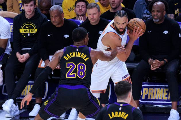 April 10, 2026, Los Angeles, California, USA: Dillon Brooks 3 of the Phoenix Suns receives the ball as Rui Hachimura 28 of the Los Angeles Lakers defends during their regular season NBA, Basketball Herren, USA game on Friday April 10, 2026 at Crypto.com Arena in Los Angeles, California. Lakers defeat Suns, 101-73. ARIANA RUIZ PI Los Angeles USA - ZUMAp124 20260410_zaa_p124_023 Copyright: xArianaxRuizx