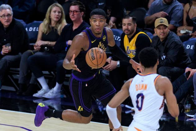 April 10, 2026, Los Angeles, California, USA: Rui Hachimura 28 of the Los Angeles Lakers passes the ball as Ryan Dunn 0 of the Phoenix Suns guards during their regular season NBA, Basketball Herren, USA game on Friday April 10, 2026 at Crypto.com Arena in Los Angeles, California. Lakers defeat Suns, 101-73. ARIANA RUIZ PI Los Angeles USA - ZUMAp124 20260410_zaa_p124_028 Copyright: xArianaxRuizx