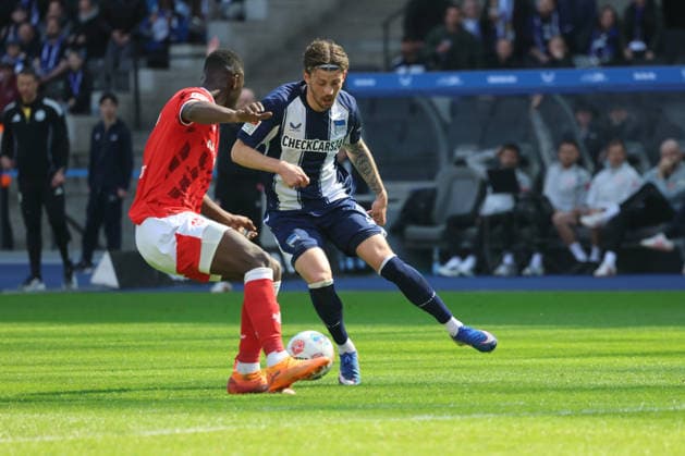 BERLIN, DEUTSCHLAND - APRIL 11: Dawid Kownacki (Hertha, 9) in the duel for the ball with Maxwell Gyamfi (Kaiserslautern, 4), during the match in the 2. German Bundesliga: Hertha BSC - 1. FC Kaiserslautern at Olympiastadion on matchday 29 on April 11, 2026 in Berlin, Deutschland. DFB regulations prohibit any use of photographs as image sequences and or quasi video. Berlin Deutschland Copyright: xO.Frankex