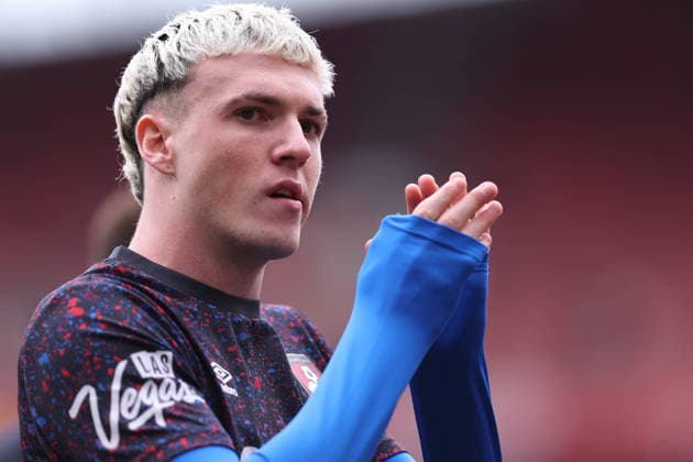 11th April 2026; Emirates Stadium, London, England; Premier League Football, Arsenal versus Bournemouth; Alex Jimenez of Bournemouth applauding the fans as he warms up ahead of kick-off KatiexChan
