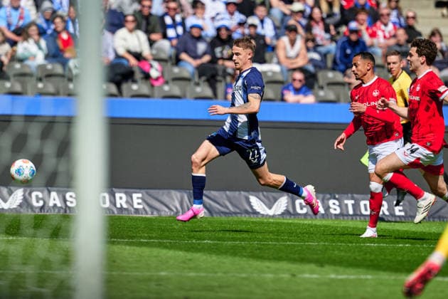 Marten Winkler Hertha BSC, 22 , Kenny Prince Redondo 1 FC Kaiserslautern, 11 , GER, Hertha BSC vs ,1 FC Kaiserslautern, 2 Bundesliga, Season 2025 2026, 29 Matchday, 11 04 2026 DFL REGULATIONS PROHIBIT ANY USE OF PHOTOGRAPHS AS IMAGE SEQUENCES AND OR QUASI VIDEO GER, Hertha BSC vs ,1 FC Kaiserslautern, 2 Bundesliga, Season 2025 2026, 29 Matchday, 11 04 2026 Berlin Copyright: xClaudiusxRauch,xEibner-Pressefotox xClaudiusxRauchx EP_CRH