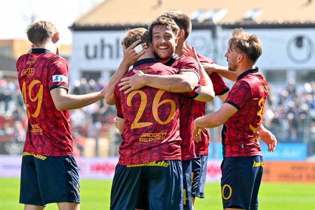 Unterhachinger Spieler mit Torjubel, Jubel, Torjubel, Torerfolg, celebrate the goal, goal, celebration, Jubel ueber das Tor zum 1:0 durch Moritz Mueller (Unterhaching, 24) (3.v.li.), optimistisch, Action, Aktion, 11.04.2026, Unterhaching (Deutschland), Fussball, Regionalliga Bayern, SpVgg Unterhaching - TSV Schwaben Augsburg *** Unterhaching players with goal celebration, celebrate the goal, goal, celebration, jubilation over the goal to 1 0 by Moritz Mueller Unterhaching, 24 3 v li , optimistic, action, action, 11 04 2026, Unterhaching Germany , Football, Regionalliga Bayern, SpVgg Unterhaching TSV Schwaben Augsburg xslx