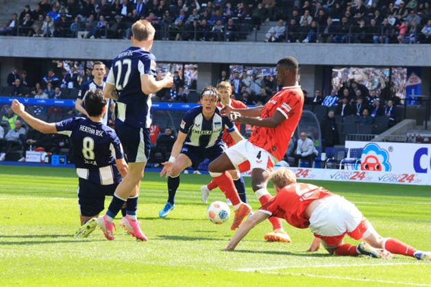 DEU, DFL, 2 FBL, Hertha BSC vs 1 FC Kaiserslautern, 11 04 2026, Berliner Olympiastadion, Berlin, DEU, DFL, 2 FBL, Hertha BSC vs 1 FC Kaiserslautern, pictured Fabian Reese Hertha BSC Berlin 11 , , MAXWELL GYAMFI 1 FC Kaiserslautern 4 , Marten Winkler Hertha BSC Berlin 22 , Mika Haas 1 FC Kaiserslautern 22 Kevin Sessa Hertha BSC Berlin 8 DFL regulations prohibit any use of Photographs as image sequences and or quasi video nordphotoxGmbHx xEngler nph00076