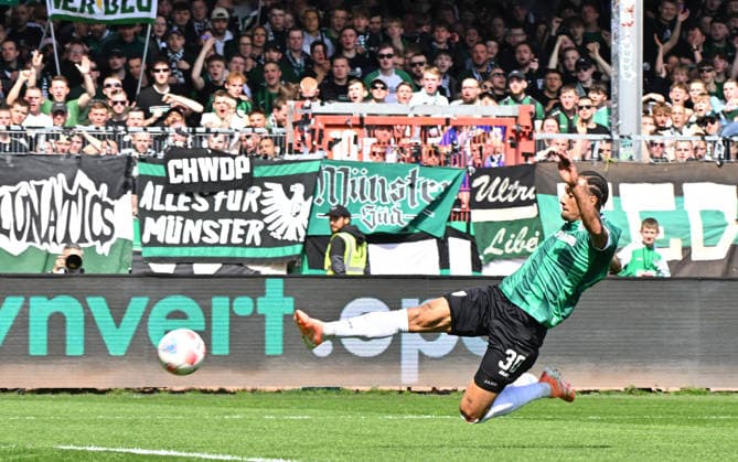 11 04 2026 Soccer Season 2025 2026 2 Soccer Bundesliga 29 Matchday SC Preußen Preussen Münster SCP SpVgg Greuther Fürth SGF Kleeblatt Sportfoto Zink MeZi xmexzix DFL regulations prohibit any use of photographs as image sequences and or quasi video only for editorial use Etienne Amenyido 30, Preußen Münster misses goal chance
