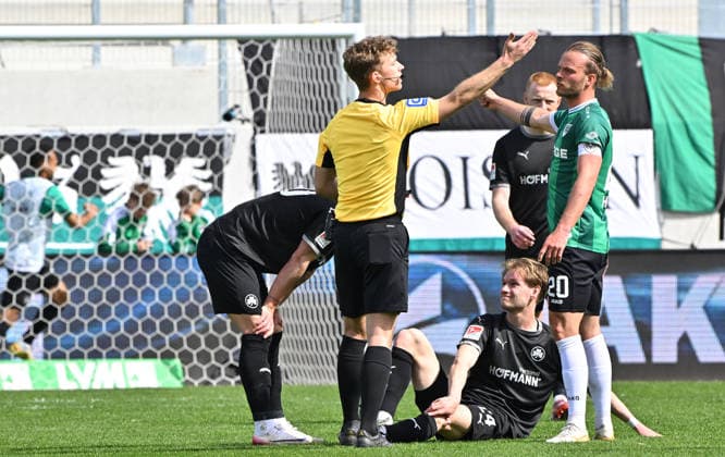 11 04 2026 Soccer Season 2025 2026 2 Soccer Bundesliga 29 Matchday SC Preußen Preussen Münster SCP SpVgg Greuther Fürth SGF Kleeblatt Sportfoto Zink MeZi xmexzix DFL regulations prohibit any use of photographs as image sequences and or quasi video only for editorial use Marco John 24, SpVgg Greuther Fürth injured Injury battered on the ground