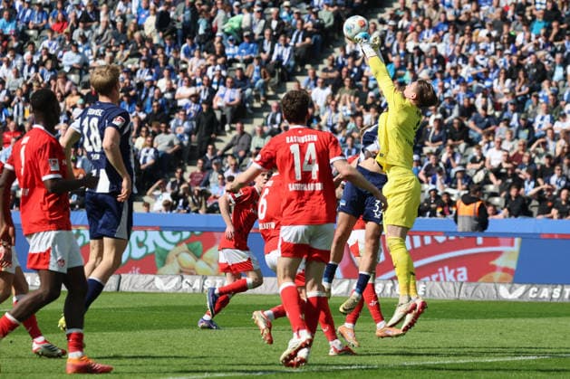 BERLIN, DEUTSCHLAND - APRIL 11: Torwart Goal Keeper Julian Krahl (Kaiserslautern, 1) caches the ball, during the match in the 2. German Bundesliga: Hertha BSC - 1. FC Kaiserslautern at Olympiastadion on matchday 29 on April 11, 2026 in Berlin, Deutschland. DFB regulations prohibit any use of photographs as image sequences and or quasi video. Berlin Deutschland Copyright: xO.Frankex