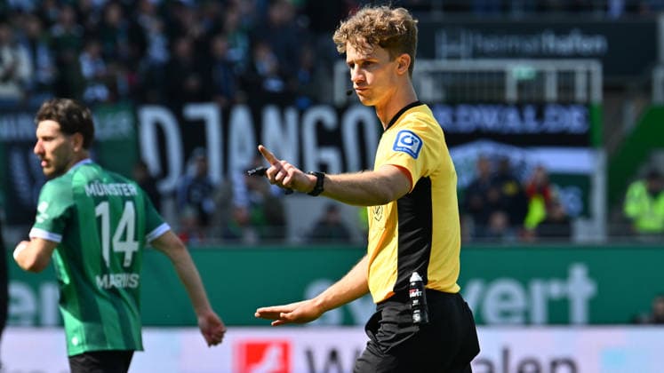 11 04 2026 Soccer Season 2025 2026 2 Soccer Bundesliga 29 Matchday SC Preußen Preussen Münster SCP SpVgg Greuther Fürth SGF Kleeblatt Sportfoto Zink xwoxzix DFL regulations prohibit any use of photographs as image sequences and or quasi video only for editorial use Jarno Wienefeld Referee