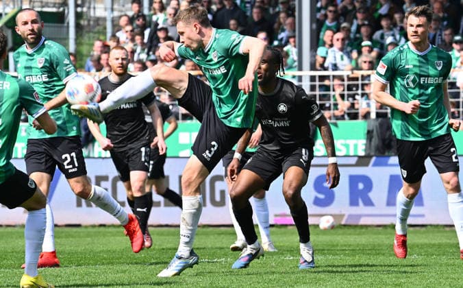 11 04 2026 Soccer Season 2025 2026 2 Soccer Bundesliga 29 Matchday SC Preußen Preussen Münster SCP SpVgg Greuther Fürth SGF Kleeblatt Sportfoto Zink xwoxzix DFL regulations prohibit any use of photographs as image sequences and or quasi video only for editorial use Paul Jaeckel 3, Preußen Münster vor Noel Futkeu 9, SpVgg Greuther Fürth