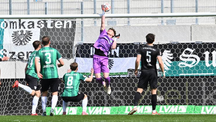 11 04 2026 Soccer Season 2025 2026 2 Soccer Bundesliga 29 Matchday SC Preußen Preussen Münster SCP SpVgg Greuther Fürth SGF Kleeblatt Sportfoto Zink xwoxzix DFL regulations prohibit any use of photographs as image sequences and or quasi video only for editorial use Silas Prüfrock 43, SpVgg Greuther Fürth wehrt ab