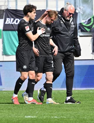 11 04 2026 Soccer Season 2025 2026 2 Soccer Bundesliga 29 Matchday SC Preußen Preussen Münster SCP SpVgg Greuther Fürth SGF Kleeblatt Sportfoto Zink xwoxzix DFL regulations prohibit any use of photographs as image sequences and or quasi video only for editorial use Marco John 24, SpVgg Greuther Fürth must give up injured Injury Reno Münz Muenz 5, SpVgg Greuther Fürth Dr Ekkehardt Templer team doctor SpVgg Greuther Fürth
