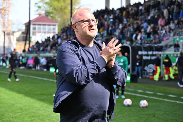 11 04 2026 Soccer Season 2025 2026 2 Soccer Bundesliga 29 Matchday SC Preußen Preussen Münster SCP SpVgg Greuther Fürth SGF Kleeblatt Sportfoto Zink xwoxzix DFL regulations prohibit any use of photographs as image sequences and or quasi video only for editorial use Heiko Vogel Trainer SpVgg Greuther Fürth applauds to Greutherfürthfans Fans Fanblock Kleeblattfans after end of match